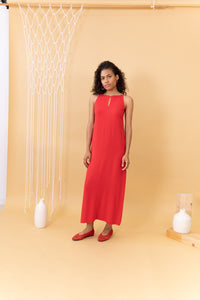 MODELO CON VESTIDO INFINITY ROJO