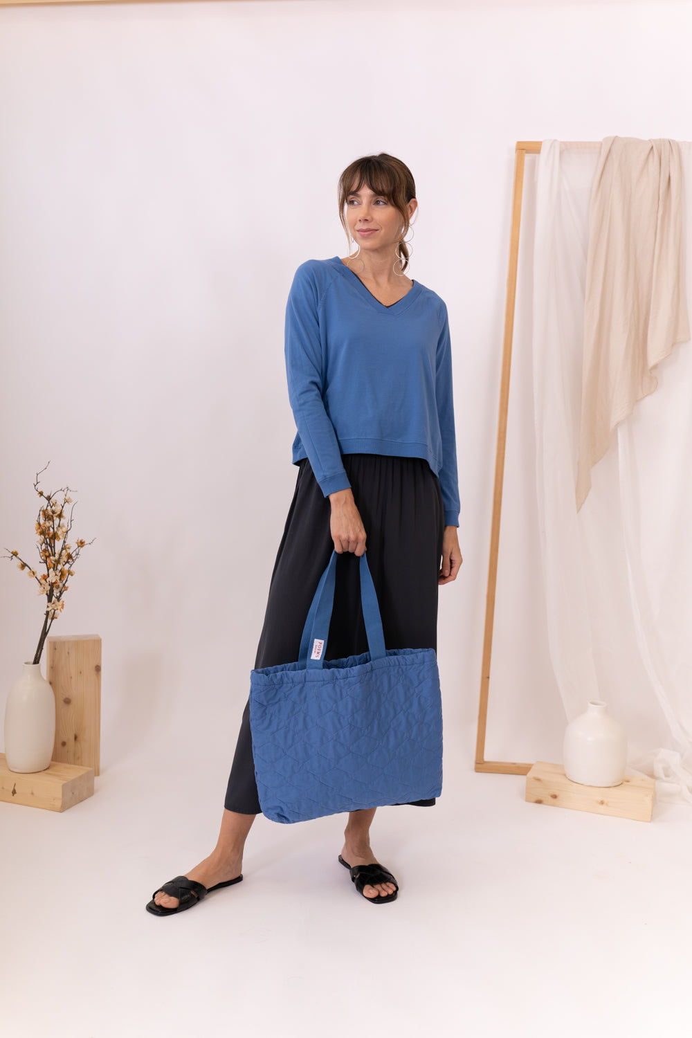 MODELO CON JERSEY AFFINITY AZUL