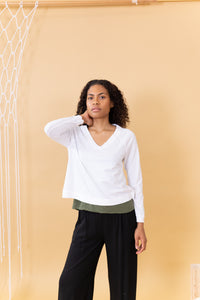 MODELO CON JERSEY BLANCO ALGODON