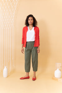 MODELO CON JERSEY ROJO MEET Y PANTALONES VERDES Y CAMISETA BLANCA