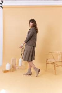 MODELO CON VESTIDO Y JERSEY MEET