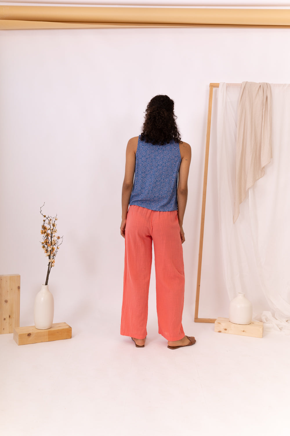 MUJER DE ESPALDAS PANTALÓN CORAL