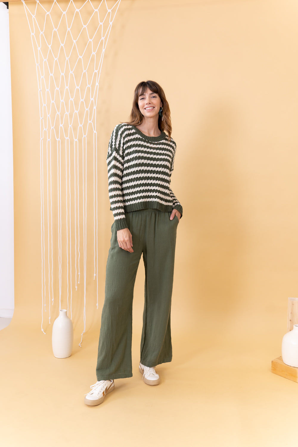 MODELO CON PANTALON OLIVA