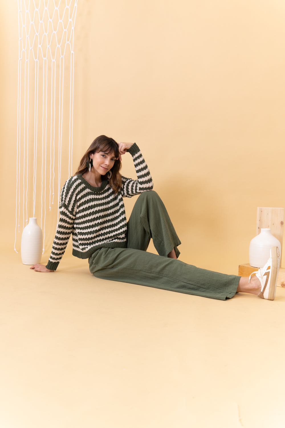 MUJER SENTADA CON PANTALÓN ANCHO