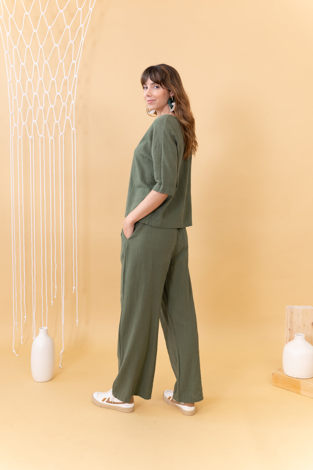 MUJER DE ESPALDAS CON PANTALÓN VERDE