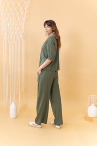 MUJER DE ESPALDAS CON PANTALÓN VERDE