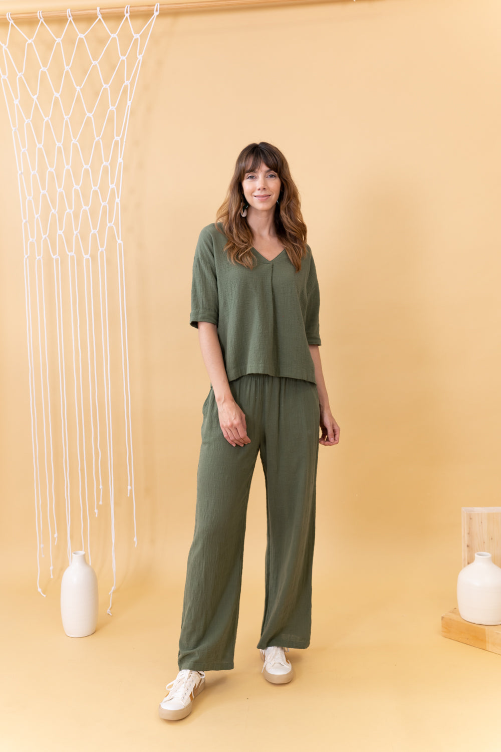 MUJER DE FRENTE CON CONJUNTO VERDE