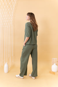 MUJER DE ESPALDAS CON PANTALÓN VERDE