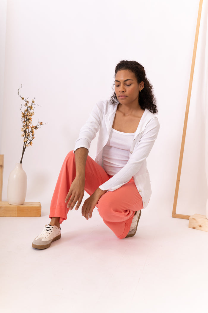 MODELO AGACHADA CON JERSEY BLANCO MEET