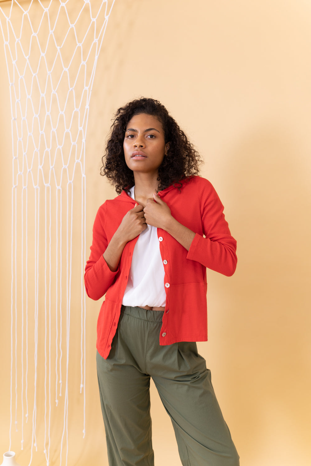 MODELO CON JERSEY ROJO MEET