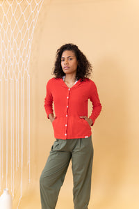 MODELO CON JERSEY ROJO Y PANTALONES VERDES