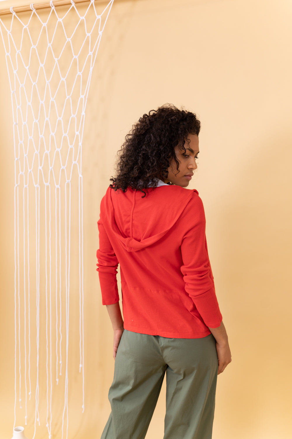 MODELO DE ESPALDAS CON JERSEY MEET ROJO