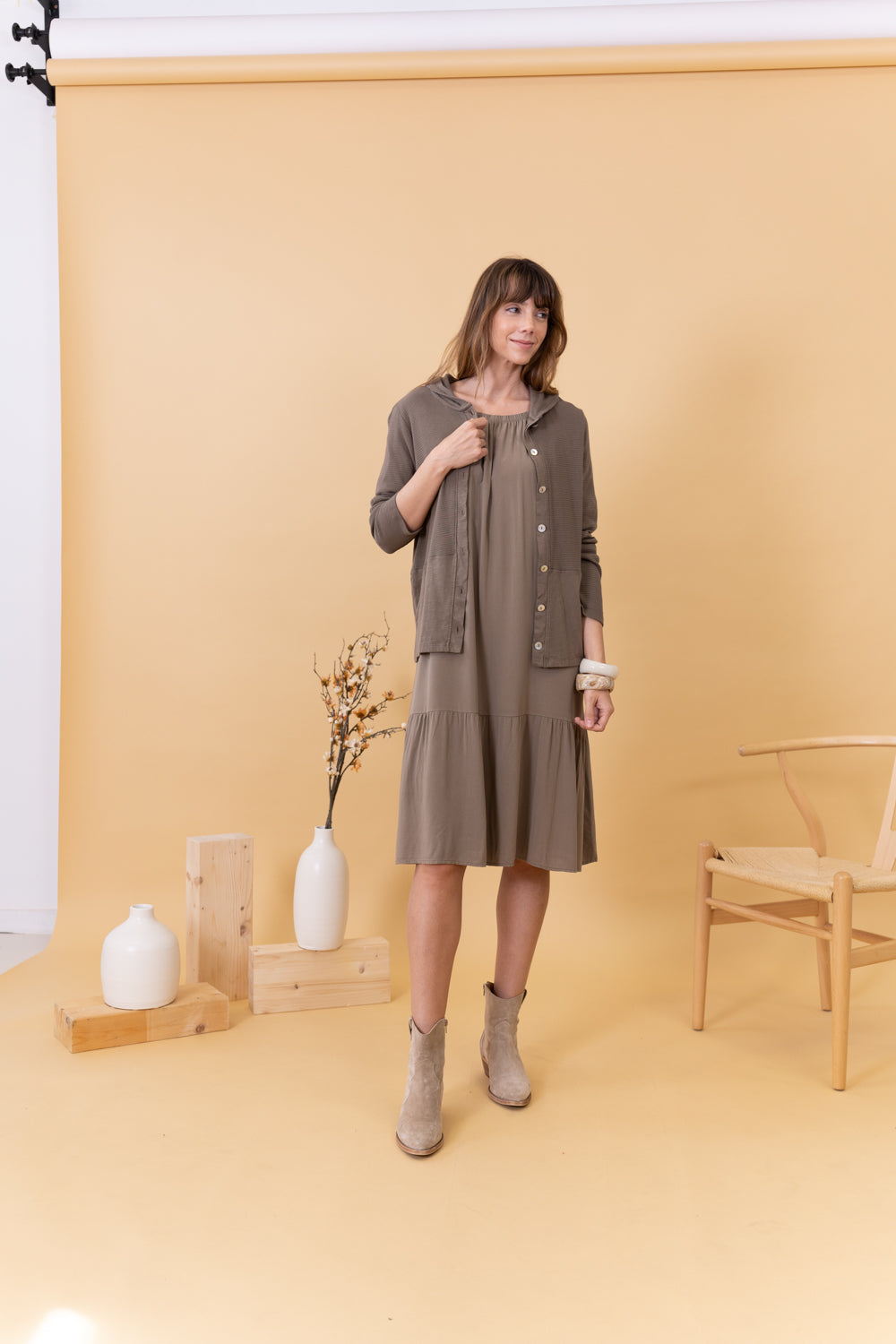 MODELO CON VESTIDO Y JERSEY TAUPE MEET