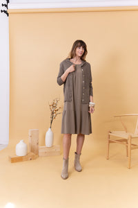 MODELO CON VESTIDO Y JERSEY TAUPE MEET