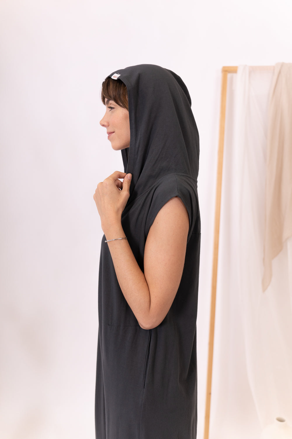 MODELO CON CAPUCHA MONO HAVEN ANTRACITA