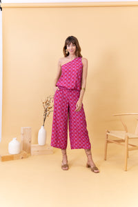 MUJER CON PANTALON ANCHO ESTAMPADO