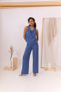 MODELO CON PANTALÓN AZUL GENTLE