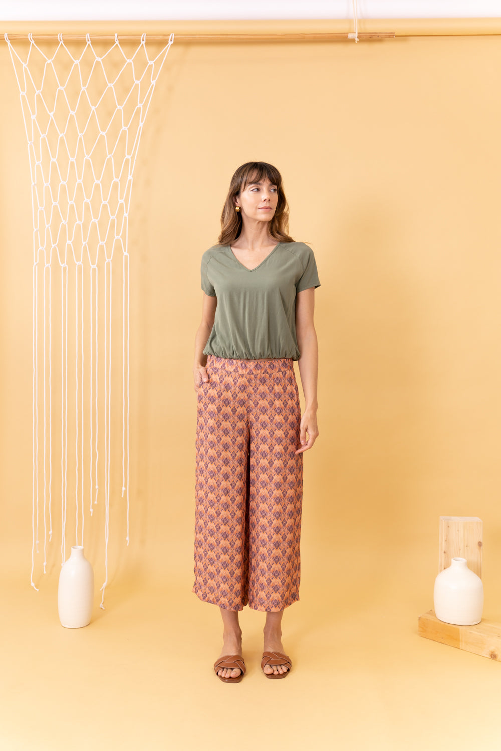 MUJER CON PANTALON ESTAMPADO