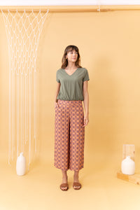 MUJER CON PANTALON ESTAMPADO