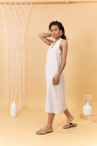 MODELO DE LADO CON VESTIDO TIRANTES