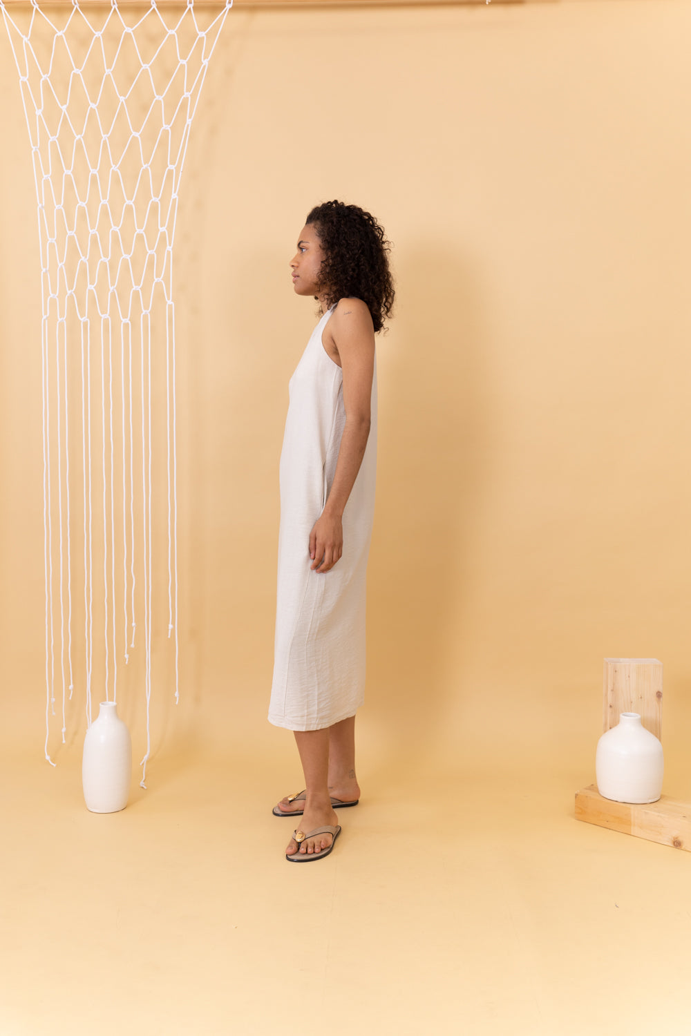 MODELO DE LADO CON VESTIDO RIPPLE ECRU