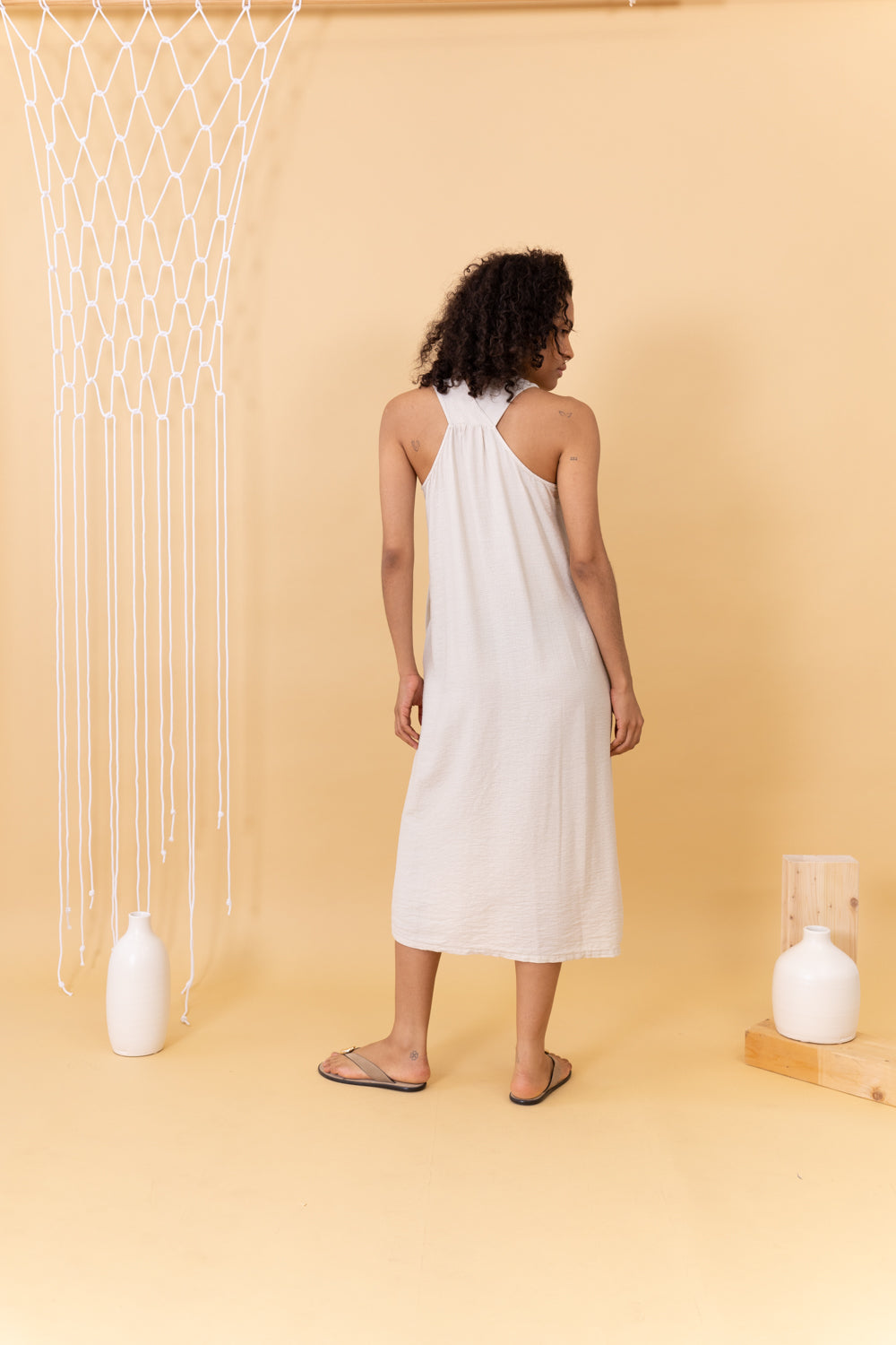 MODELO DE ESPALDAS CON VESTIDO RIPPLE ECRU
