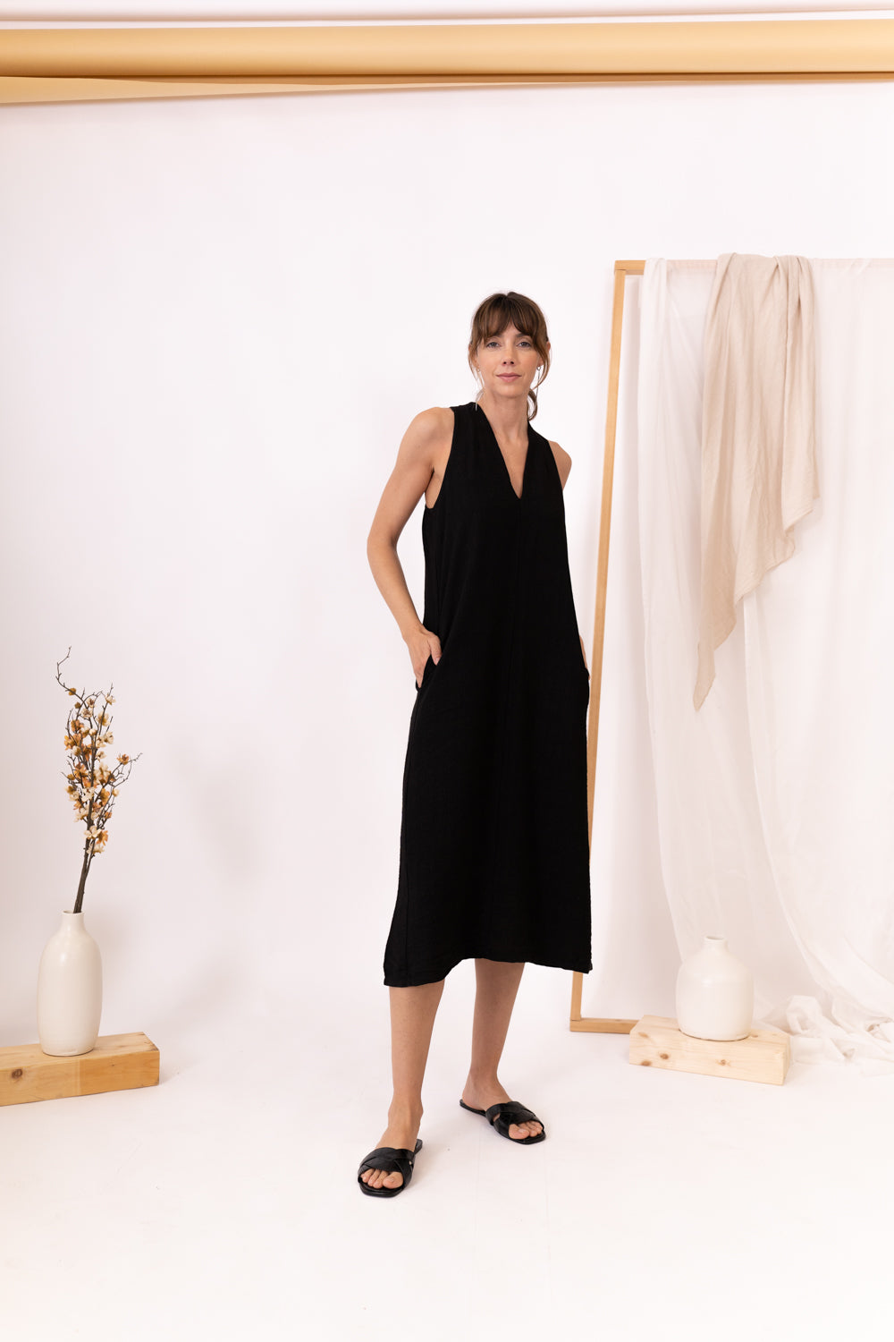 MODELO CON VESTIDO NEGRO RIPPLE