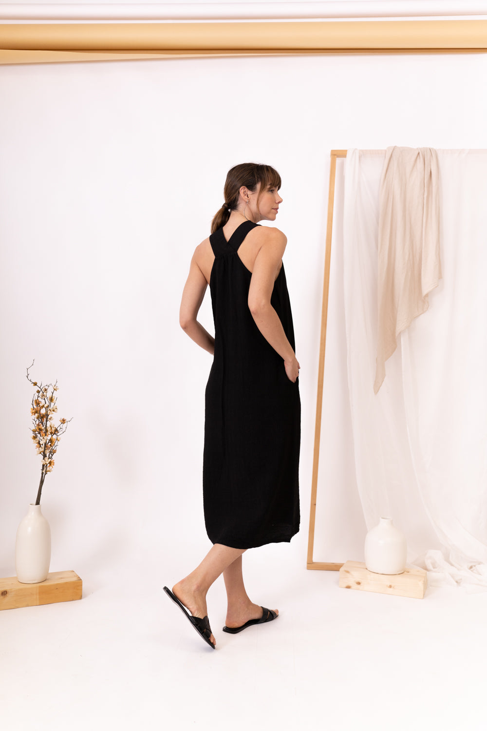 MODELO DE ESPALDAS CON VESTIDO NEGRO RIPPLE