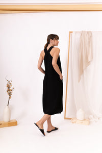 MODELO DE ESPALDAS CON VESTIDO NEGRO RIPPLE