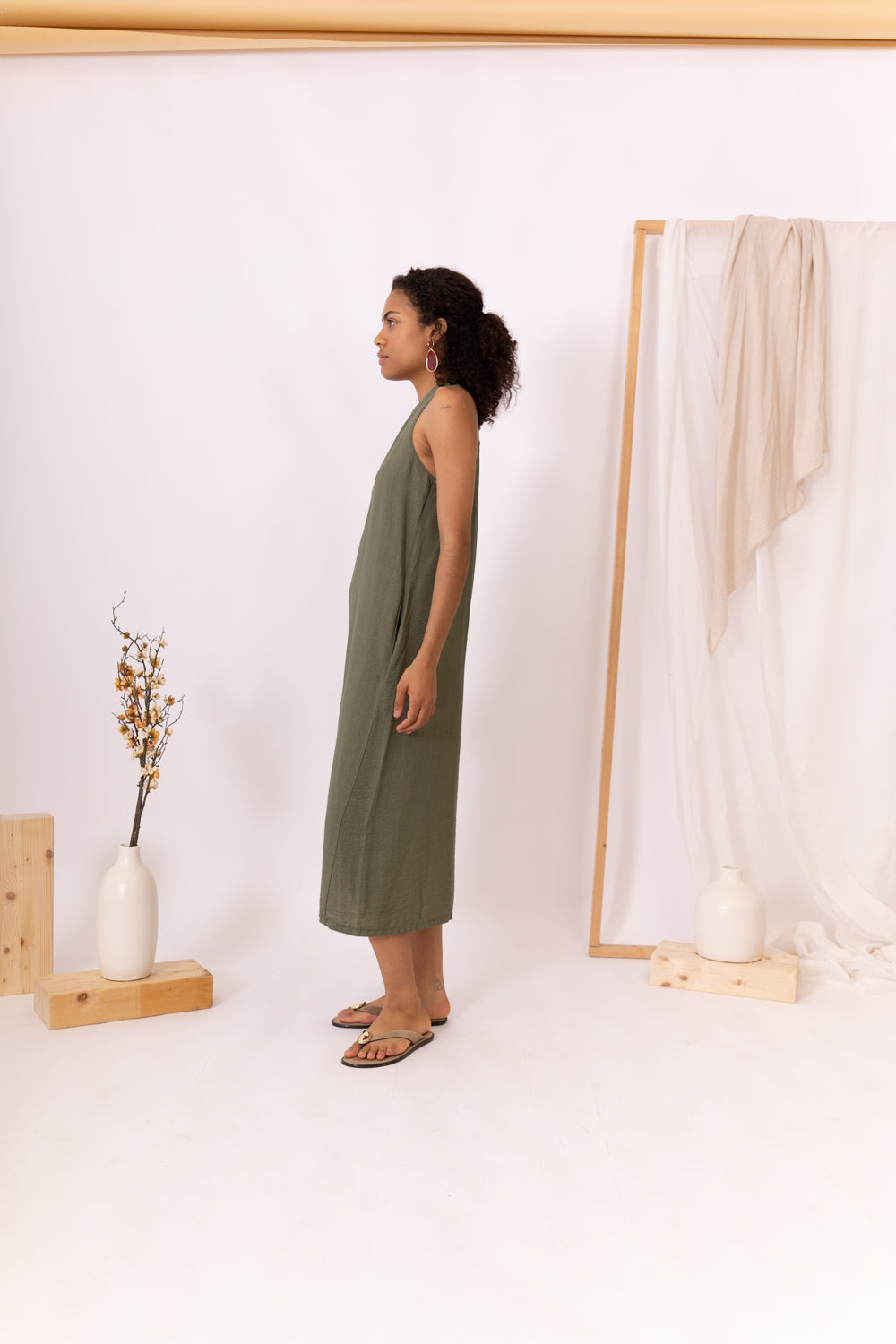 MODELO DE LADO CON VESTIDO OLIVA RIPPLE