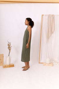 MODELO DE LADO CON VESTIDO OLIVA RIPPLE