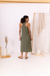 MODELO DE ESPALDAS CON VESTIDO VERDE RIPPLE