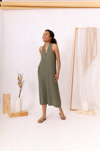 MODELO CON VESTIDO VERDE RIPPLE DE FRENTE