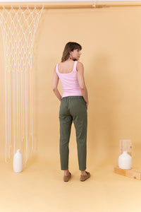 MUJER DE ESPALDAS CON PANTALÓN VERDE