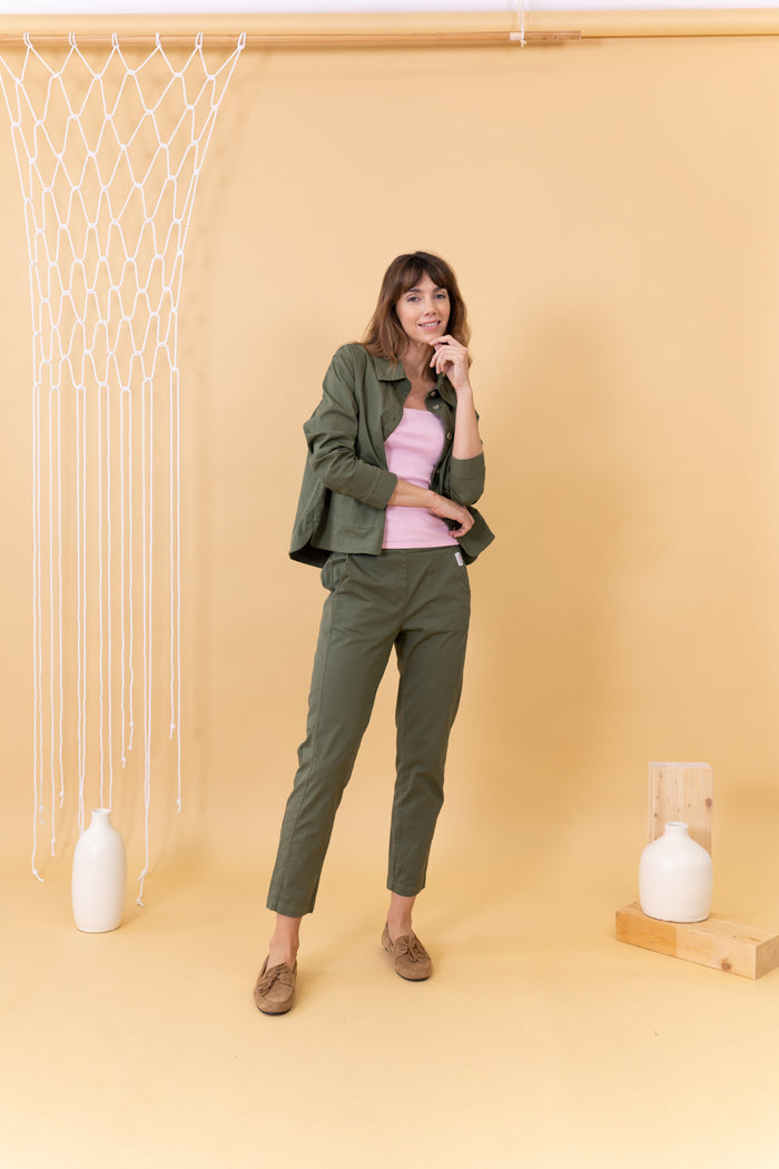 MUJER CON PANTALÓN ESTRECHO VERDE