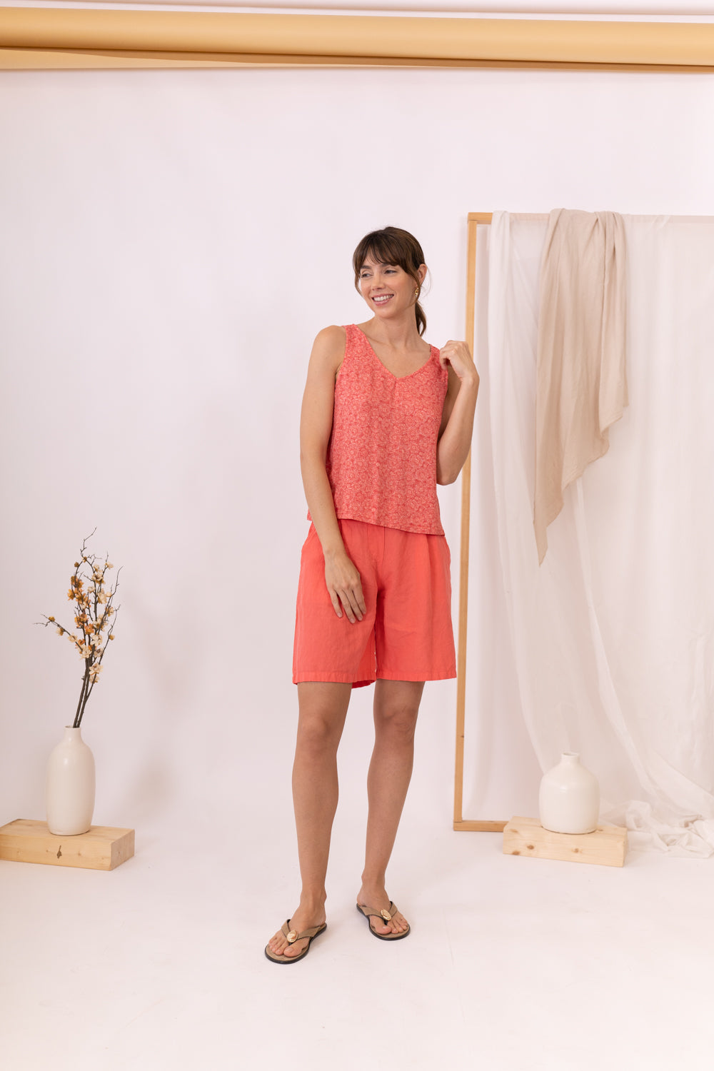 MUJER CON CONJUNTO CORAL