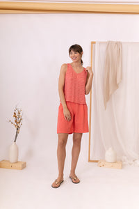 MUJER CON CONJUNTO CORAL