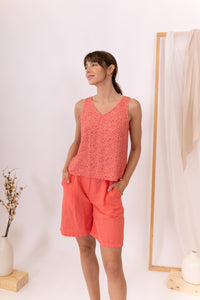 MUJER CON TOP Y PANTALÓN CORAL