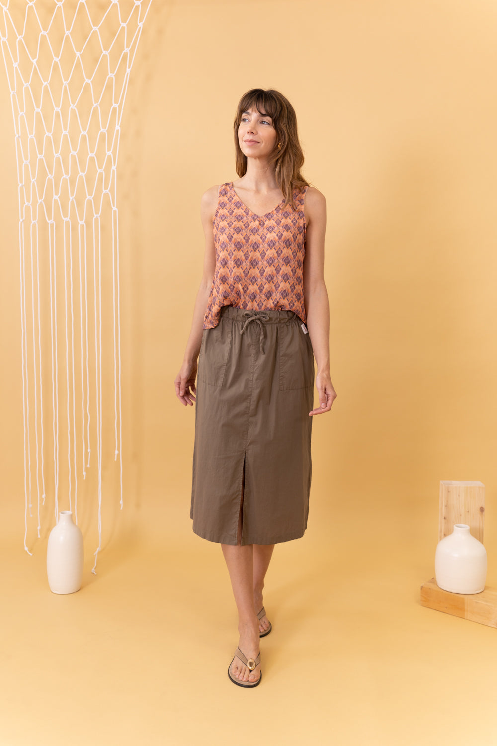 MUJER CON TOP ESTAMPADO Y FALDA