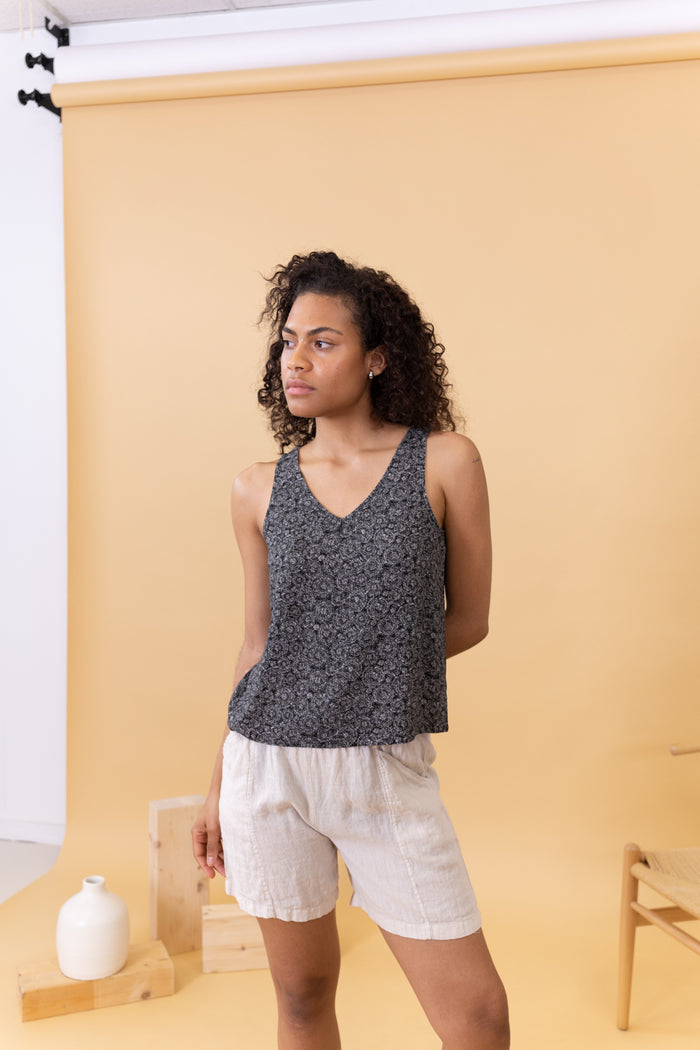 MUJER CON TOP ESCOTE PICO ESTAMPADO NEGRO