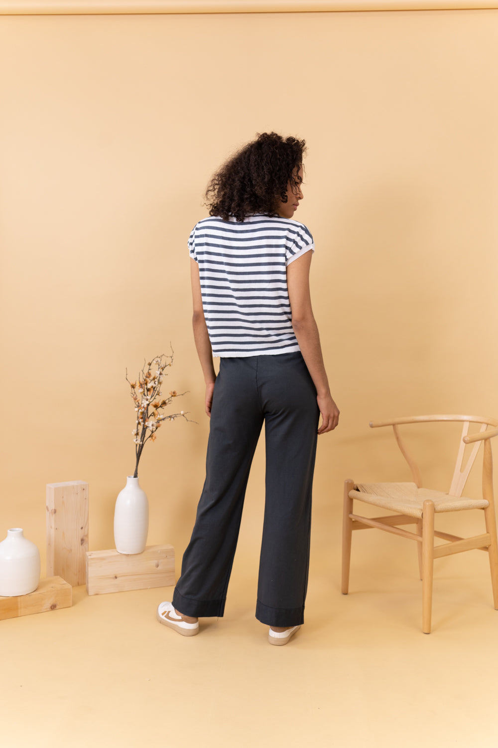 MODELO DE ESPALDAS CON PANTALÓN ANTRACITA SOFT