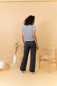 MODELO DE ESPALDAS CON PANTALÓN ANTRACITA SOFT
