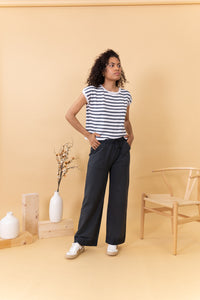 MODELO CON PANTLAÓN RECTO ANTRACITA 2