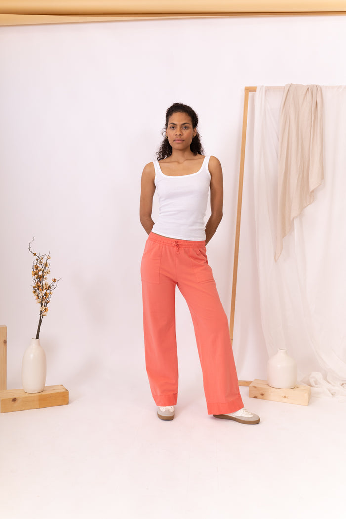MODELO CON PANTALÓN CORAL SOFT