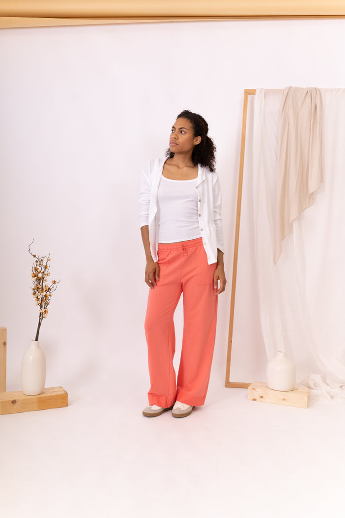 MODELO CON PANTLAÓN SOFT CORAL RECTO