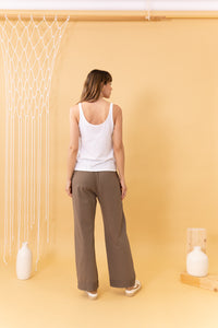 MODELO DE ESPALDAS CON PANTALÓN TAUPE