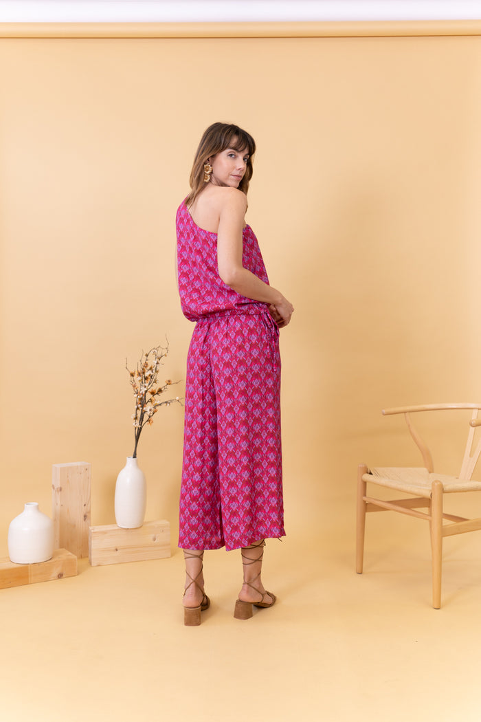 MUJER DE ESPALDAS CON PANTALÓN ANCHO ESTAMPADO