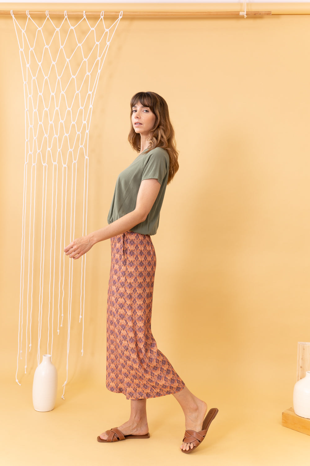 MUJER DE LADO CON PANTALÓN ESTAMPADO
