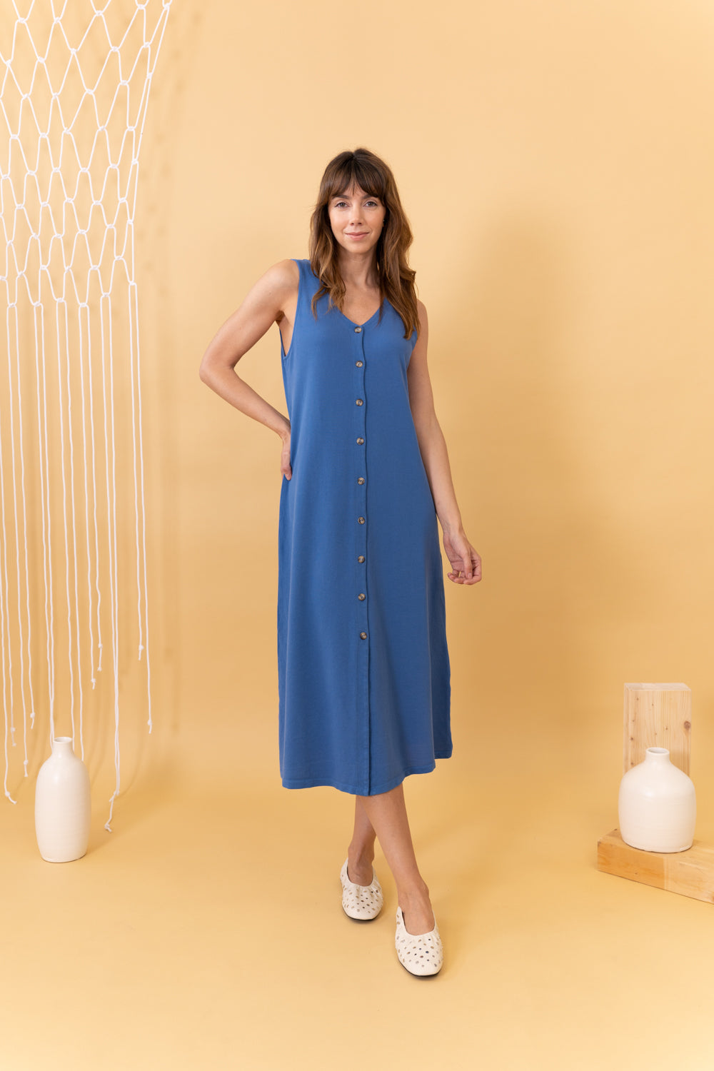 MODELO CON VESTIDO STRONG AZUL