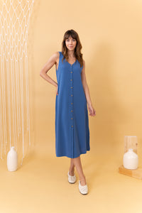 MODELO CON VESTIDO STRONG AZUL